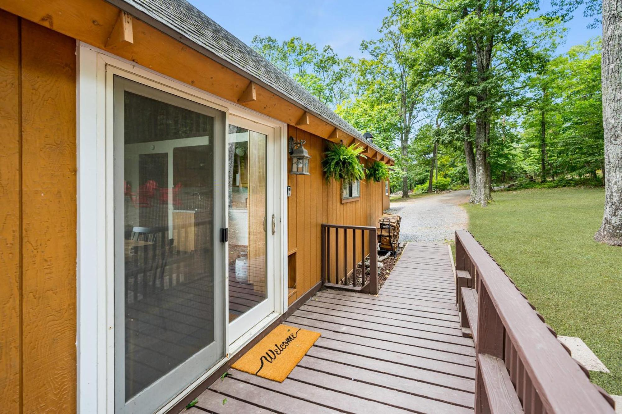 Hedgesville Quaint Loft Cabin W Hot Tub, Firepit, Deck & Grill מראה חיצוני תמונה
