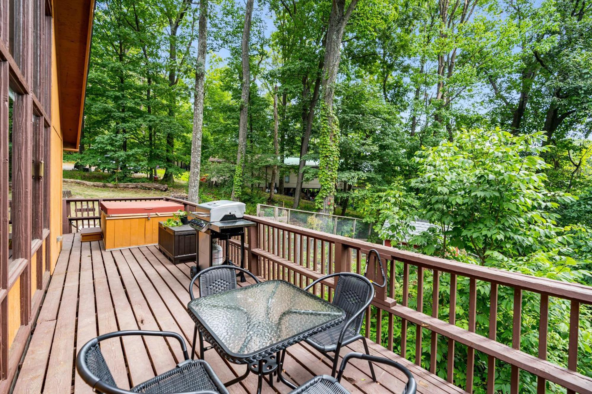 Hedgesville Quaint Loft Cabin W Hot Tub, Firepit, Deck & Grill מראה חיצוני תמונה