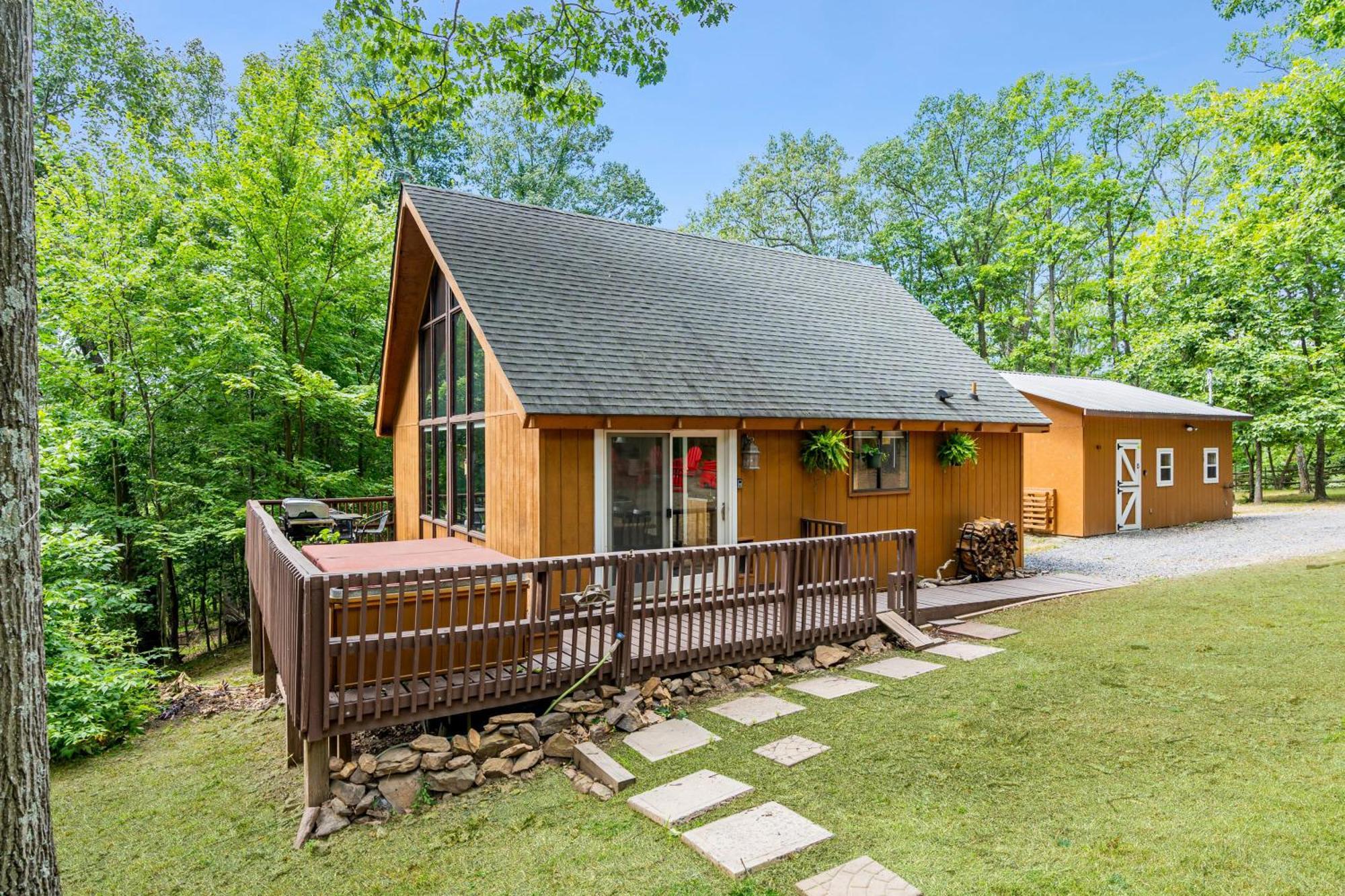 Hedgesville Quaint Loft Cabin W Hot Tub, Firepit, Deck & Grill מראה חיצוני תמונה