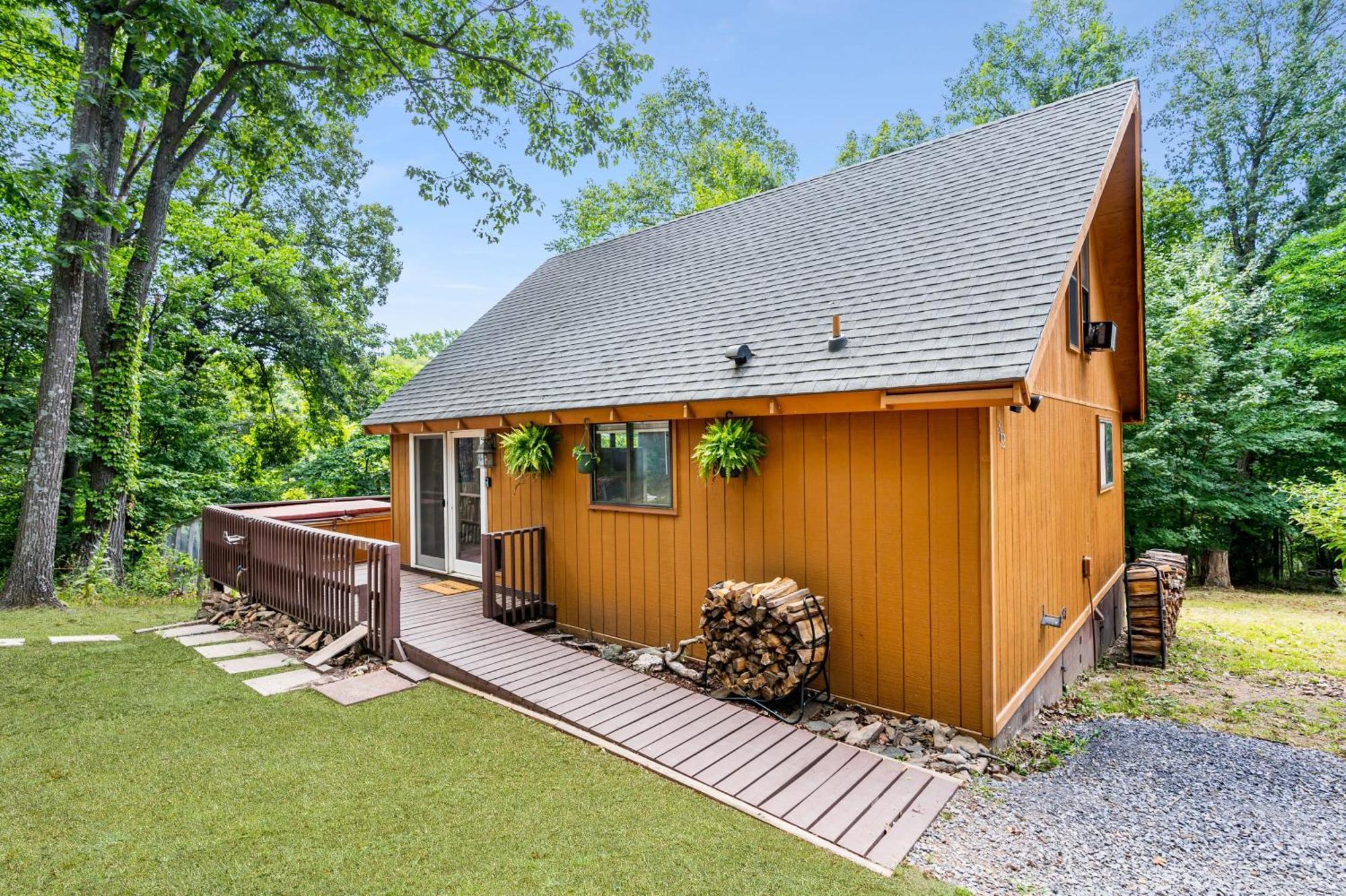 Hedgesville Quaint Loft Cabin W Hot Tub, Firepit, Deck & Grill מראה חיצוני תמונה